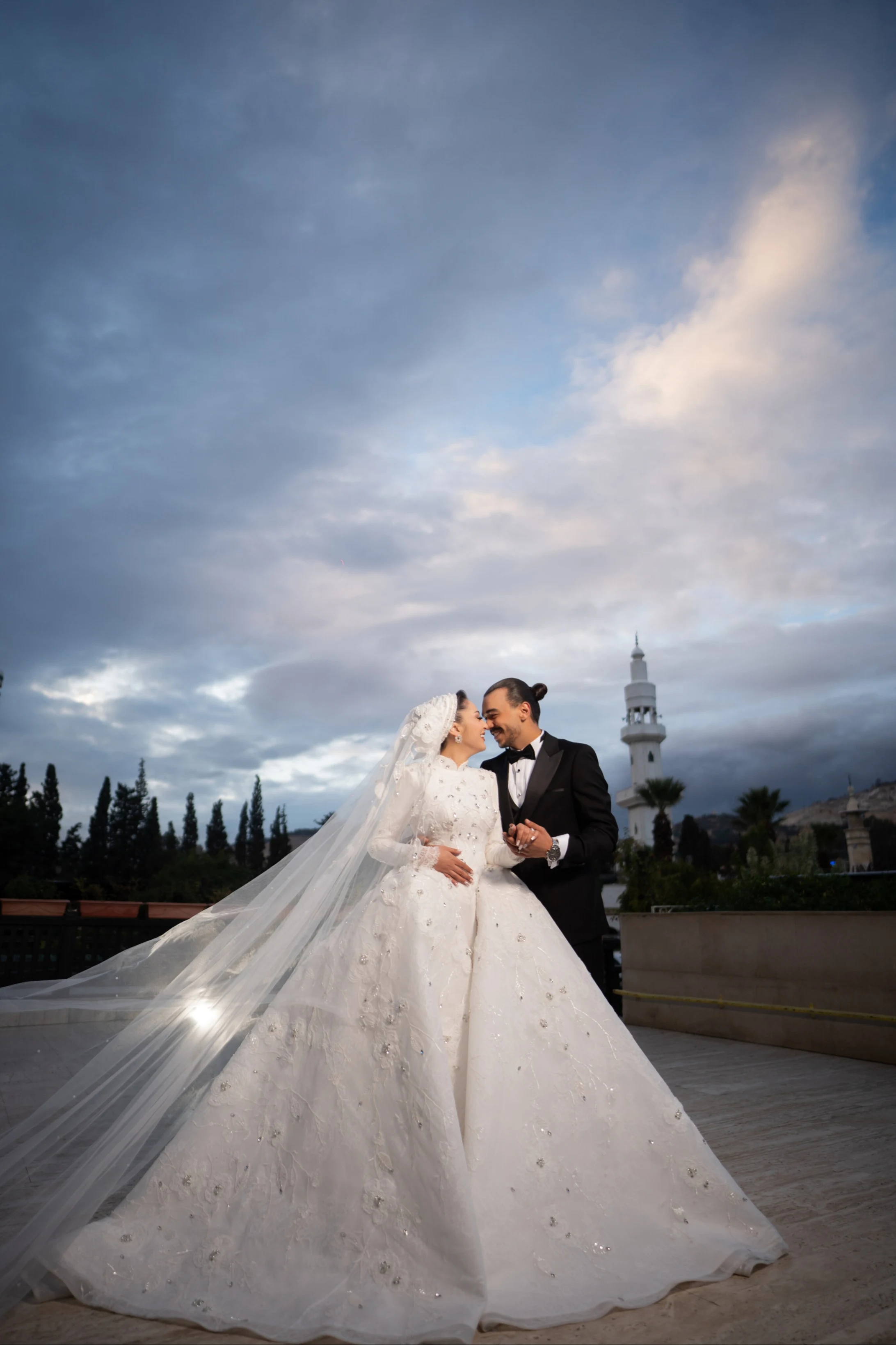 تنسيق أنيق لـتنسيق أمسية استقبال بإضاءة ناعمة وديكور راقٍ لفعالية فاخرة في دمشق، سوريا مع وسيم الخرّاط